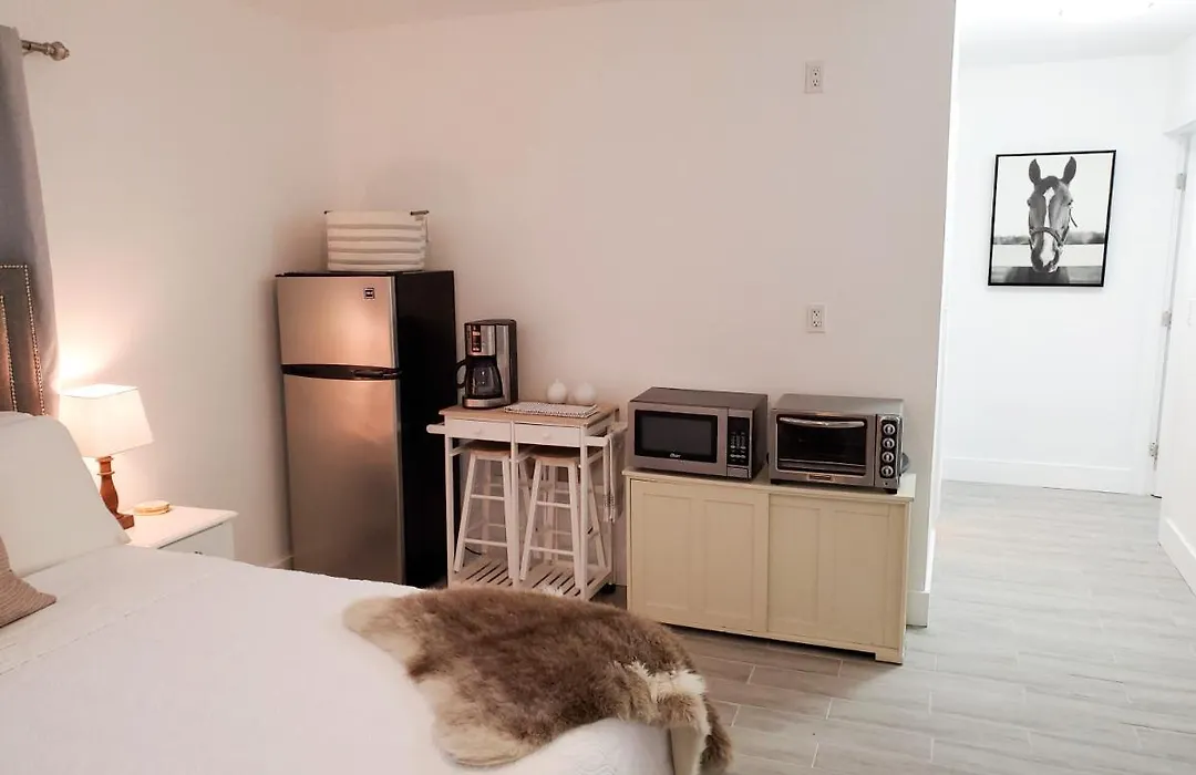 Stylish & Newly-Renovated Suites Near Las Olas-1