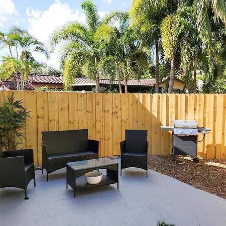 Stylish & Newly-Renovated Suites Near Las Olas-3
