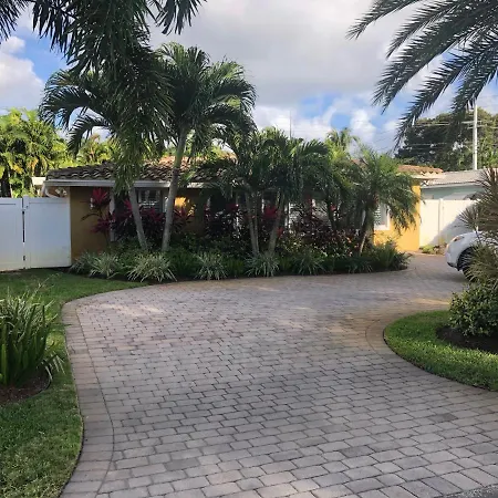 Private Bedroom & Den Suite With Shared Pool & Tropical Garden-3