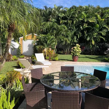 Private Bedroom & Den Suite With Shared Pool & Tropical Garden-2