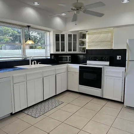 Charming 2 Bedroom Home At Wilton Manors-3