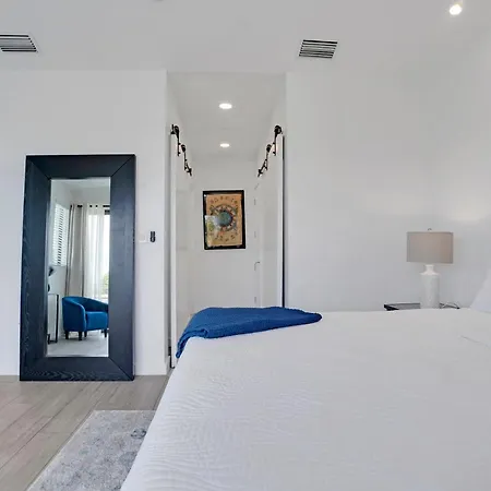 Large Home Near The Beach/Las Olas-3