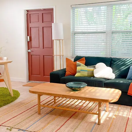 Cozy Garden Bungalow - Pets/Parking/Beach-3